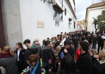 Público a las puetras de la iglesia de Jesús Nazareno el Jueves Santo de 2024, en que la lluvia impidió las procesiones