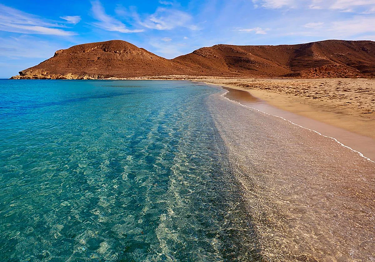 Aguas cristalinas en la playa de Los Genoveses en Almería