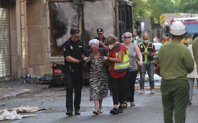 Imagen principal - Dos heridos en el incendio provocado por una explosión de gas en Zamora