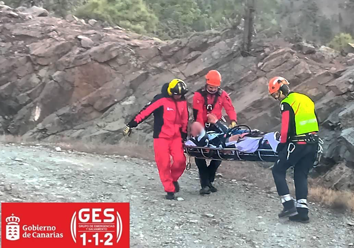 Rescate de un ciclista en Gran Canaria en foto de  archivo