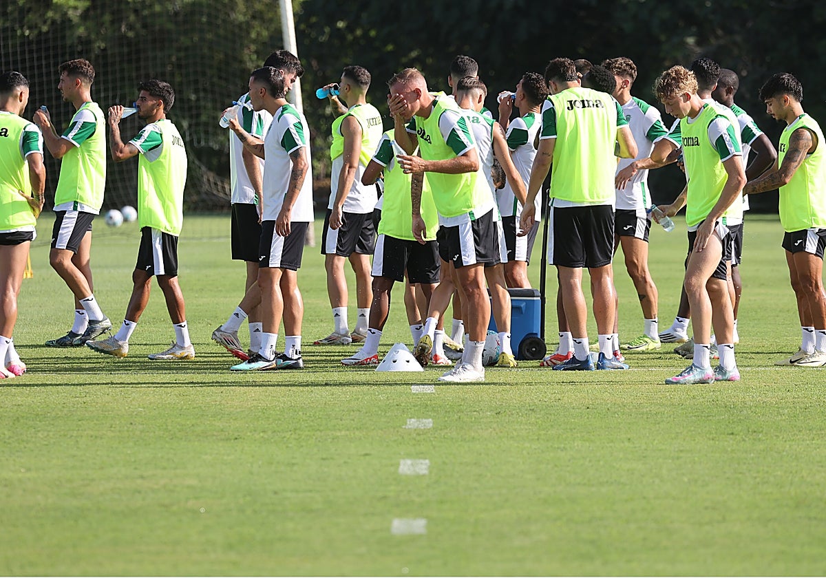 El Córdoba CF se ejercita en un entrenamiento durante esta pretemporada