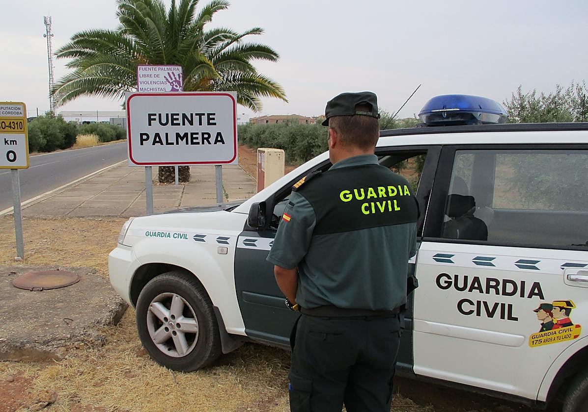 Un guardia civil patrullando en Fuente Palmera