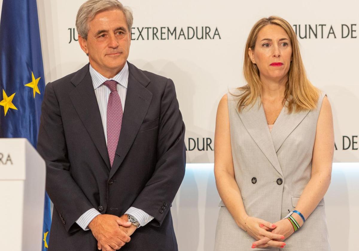 La presidenta de Extremadura, María Guardiola, y el consejero en el Gobierno de la Junta de Extremadura, Ignacio Higuero
