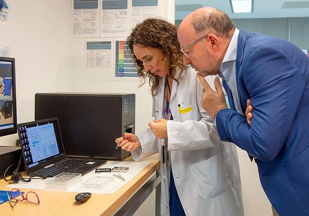 Alberto Jara con Virginia Vilal, responsable de la Unidad de Hemodiálisis Extracelular