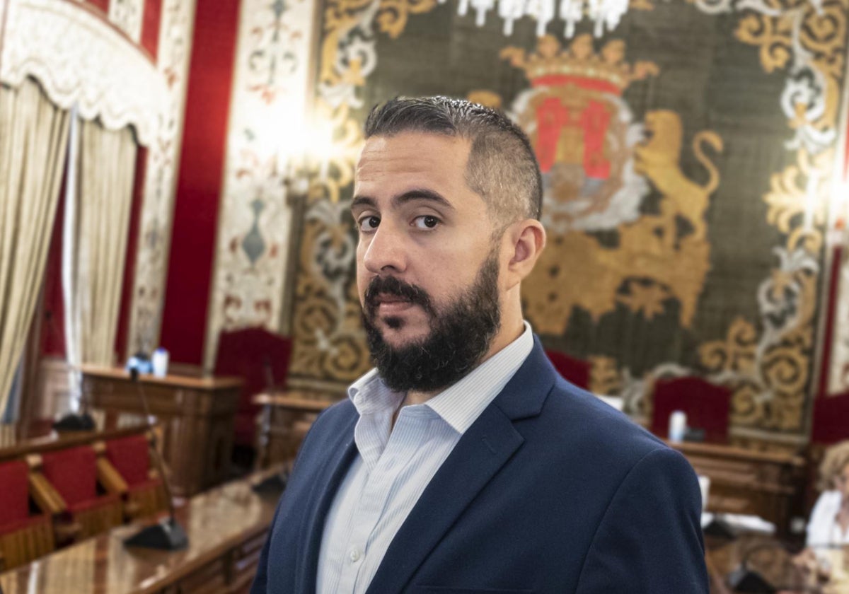 El concejal de Vox en Alicante Mario Ortolá, en el salón de Plenos del Ayuntamiento