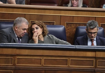 María Jesús Montero charla en el Congreso con Santos Cerdán en un pleno del pasado mes de enero. Al lado, el ministro Félix Bolaños