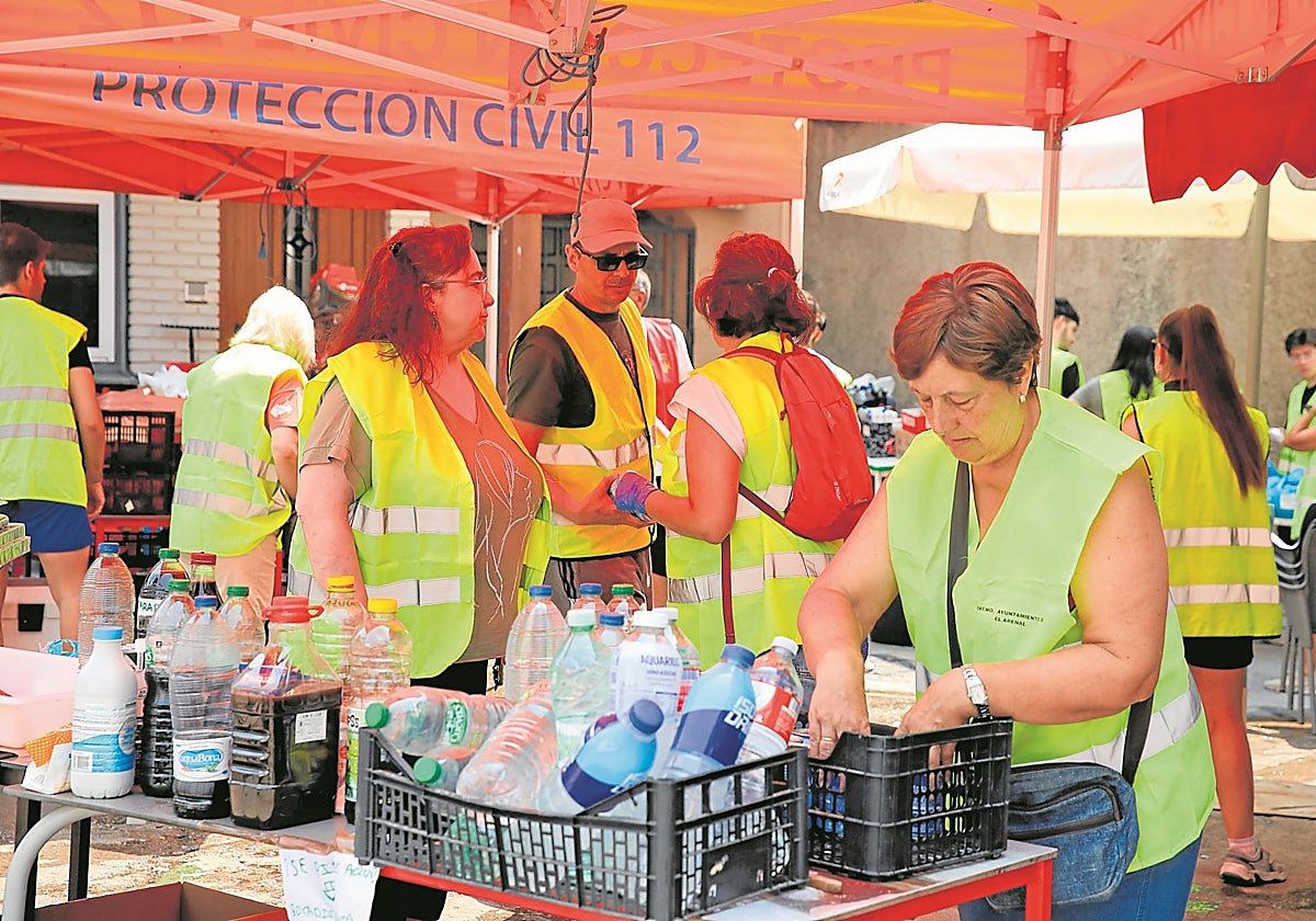 Voluntarios reparten agua y bebidas en Mombeltrán