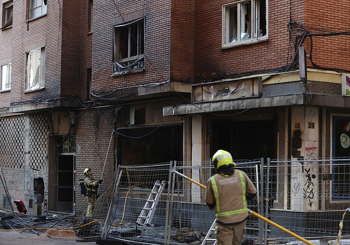 Los bomberos trabajan junto a la zona afectada por la explosión en Zamora
