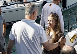 Abrazo al Rey y apoyo a los equipos femeninos: la visita sorpresa de la Princesa Leonor al Real Club Náutico de Palma