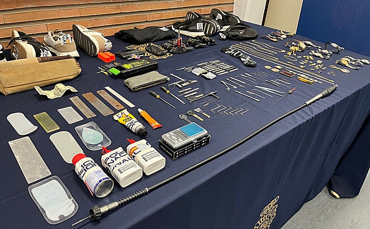 Imagen principal - Parte de los útiles para robar y joyas incautados a los dos georgianos recientemente detenidos; en las fotos inferiores, una fina lámina de plástica colocada en el marco de la puerta para marcar una vivienda; y un individuo accede a una propiedad tras forzar la cerradura