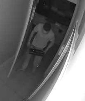 Imagen secundaria 2 - Parte de los útiles para robar y joyas incautados a los dos georgianos recientemente detenidos; en las fotos inferiores, una fina lámina de plástica colocada en el marco de la puerta para marcar una vivienda; y un individuo accede a una propiedad tras forzar la cerradura