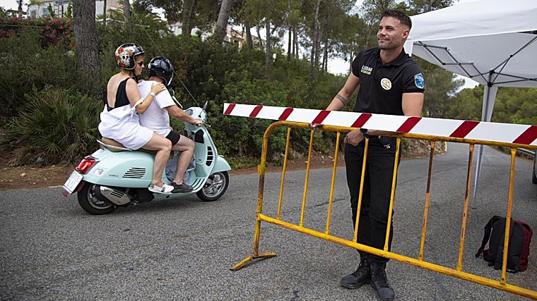 Cristian, vigilante en un acceso restringido al litoral más visitado