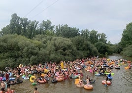 Diversión a la deriva: el descenso en flotador del Alberche reúne a 700 personas en Escalona