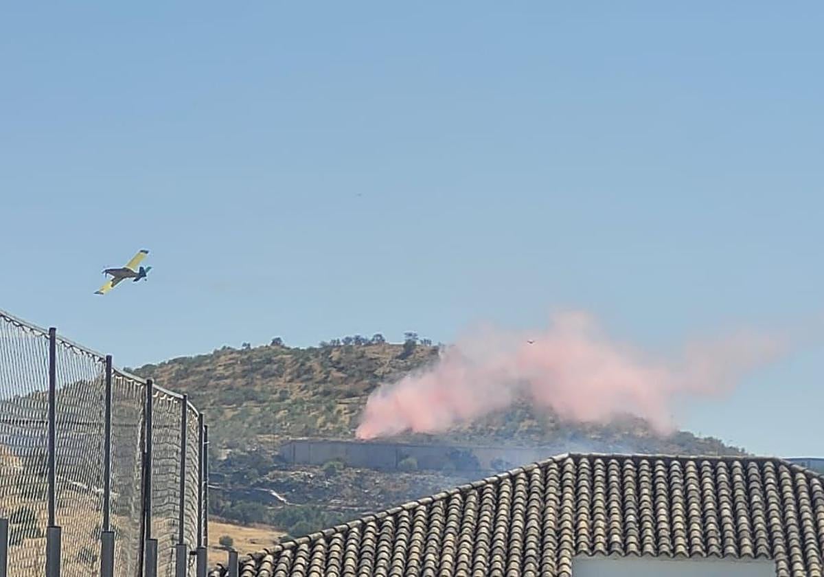 Uno de los aviones interviniendo en la zona del incendio