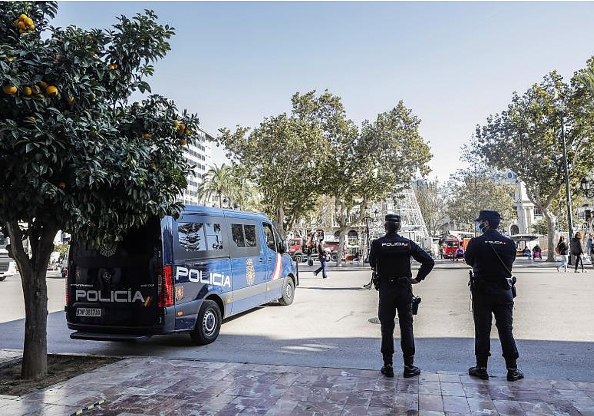Agentes de la Policía Local de Valencia, de patrulla en una plaza de la ciudad