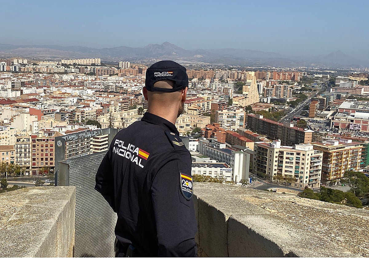 Un agente de la Policía Nacional de Alicante