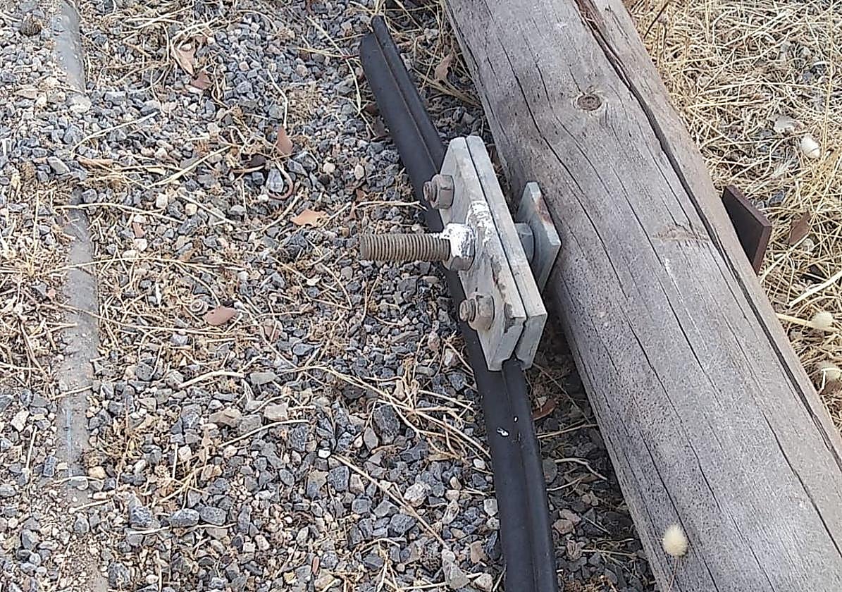 Los ladrones partieron numerosos postes de madera para hacerse con el cable