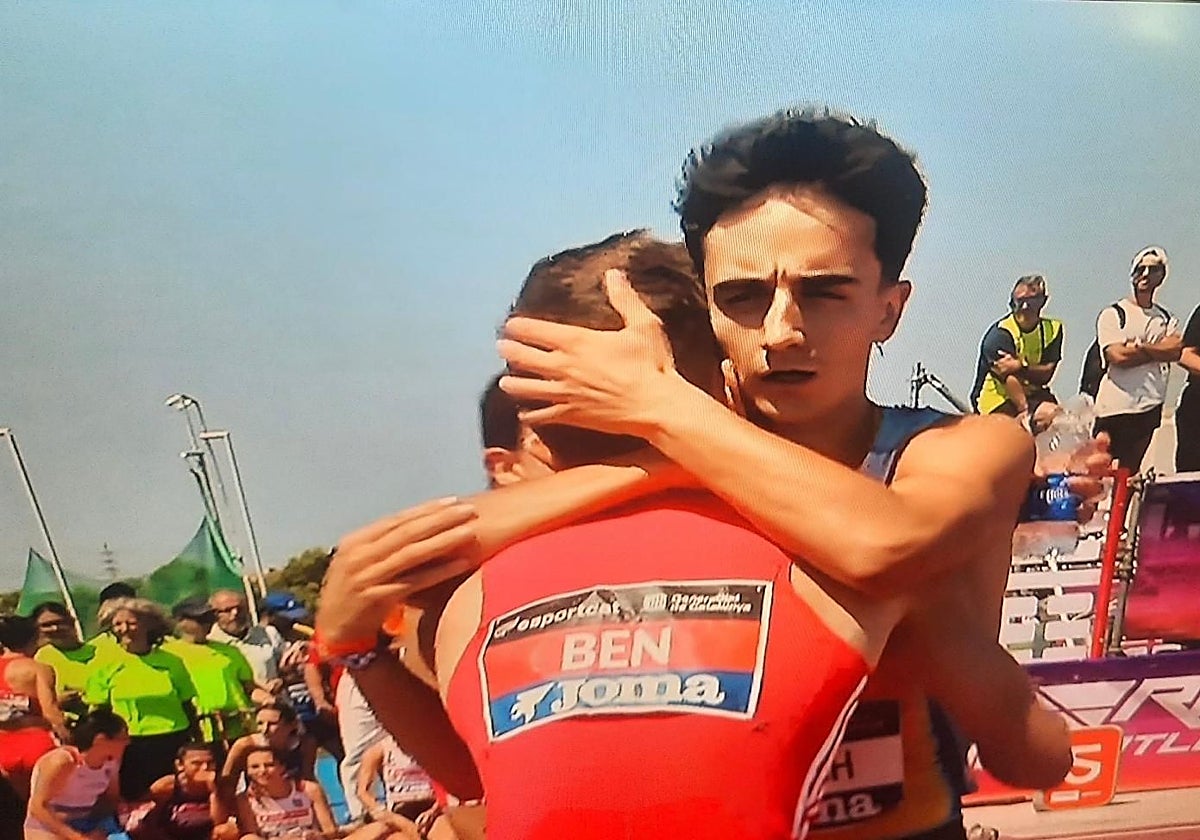 Carlos Sáez se abraza a Adrián Ben, al terminar la prueba