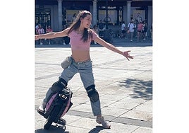 Una joven sorprende en Zocodover (Toledo) bailando sobre un monociclo eléctrico
