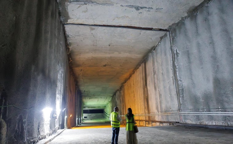 Imagen principal - Arriba, el estampidor, una estructura que da estabilidad al túnel. Abajo, uno de los carriles destinado a vehículos y una salida de emergencia
