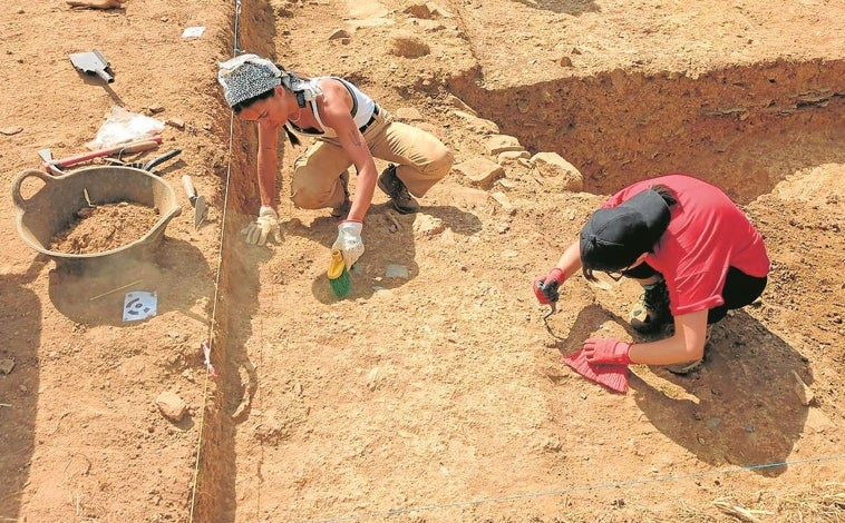 Imagen principal - Trabajos en diferentes excavaciones de La Comunidad