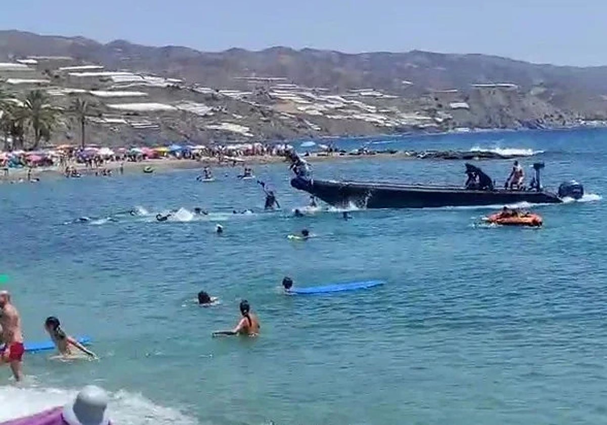 La lancha sorprendió a los bañistas de una de las playas de Castell de Ferro