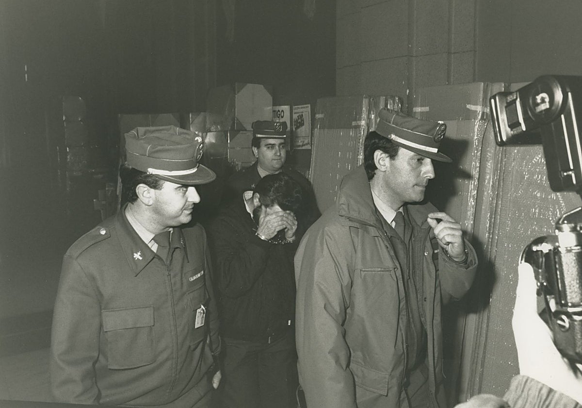 El detenido por los presuntos asesinatos, escoltado por miembros de la Benemérita