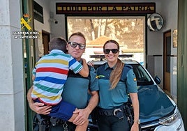 El abrazo entrañable de un niño al guardia civil que le salvó la vida cuando se ahogaba inconsciente en una piscina