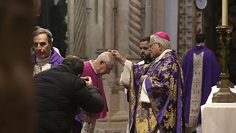 El anterior obispo, Demetrio Fernández, impone la ceniza a Pedro Soldado este 2025