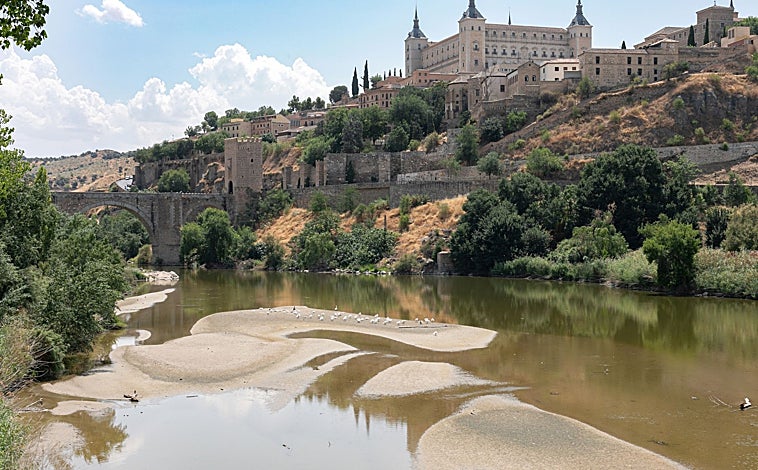 Imagen principal - Las imágenes del río Tajo, entre los puentes de Alcántara y Azarquiel, son desoladoras. Arenas acumuladas a consecuencia de los arrastres de las lluvias de marzo, llenan de isletas este tramo. 