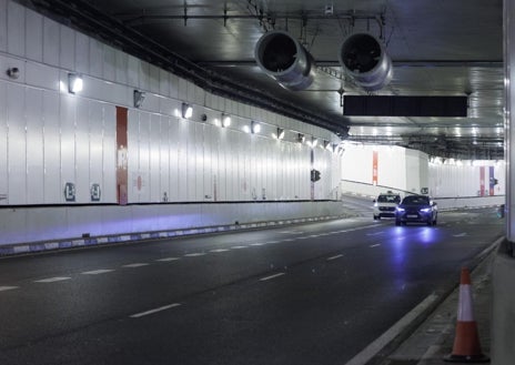 Imagen secundaria 1 - Arriba, el estampidor, una estructura que da estabilidad al túnel. Abajo, uno de los carriles destinado a vehículos y una salida de emergencia