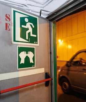 Imagen secundaria 2 - Arriba, el estampidor, una estructura que da estabilidad al túnel. Abajo, uno de los carriles destinado a vehículos y una salida de emergencia