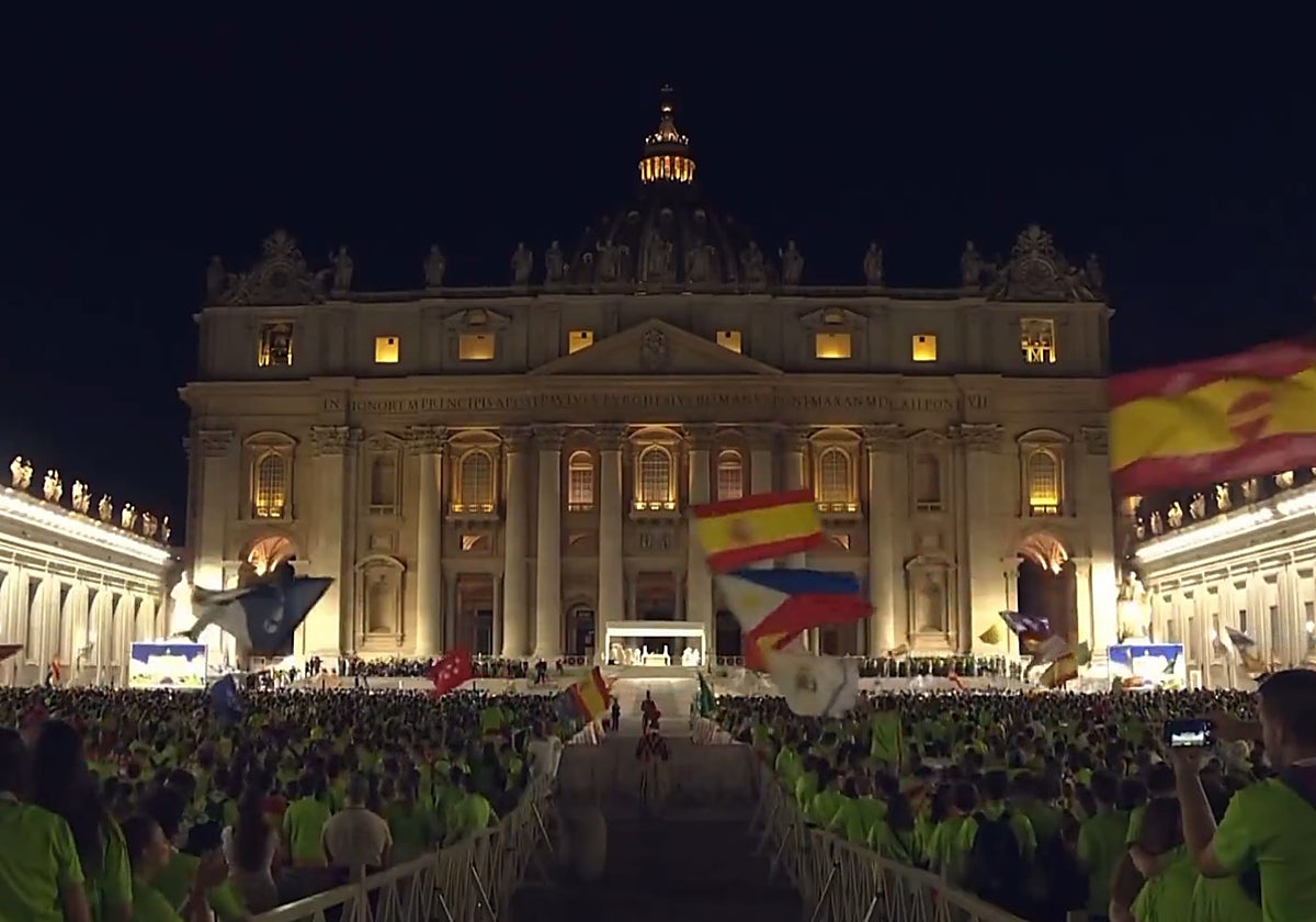 Miles de jóvenes españoles ante la basílica de San Pedro del Vaticano