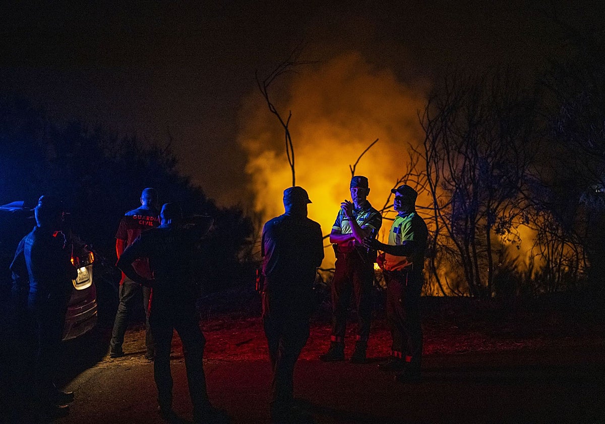 Labores nocturnas de extinción en el incendio de Vilardevós