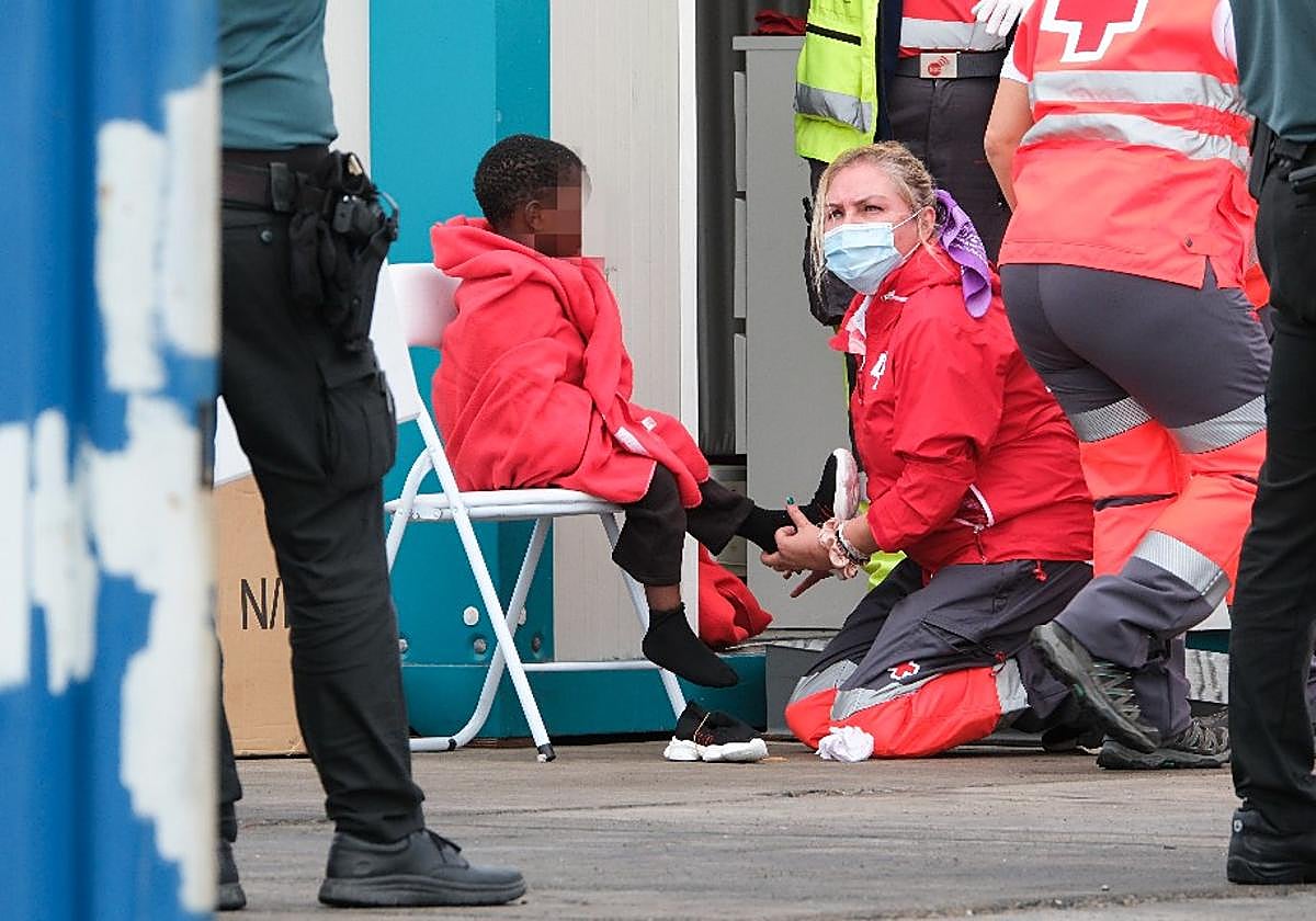 Un menor atendido por la Cruz Roja en el puerto de La Restinga (El Hierro)