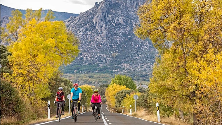 Tres personas montando en bicicleta en la sierra de Madrid