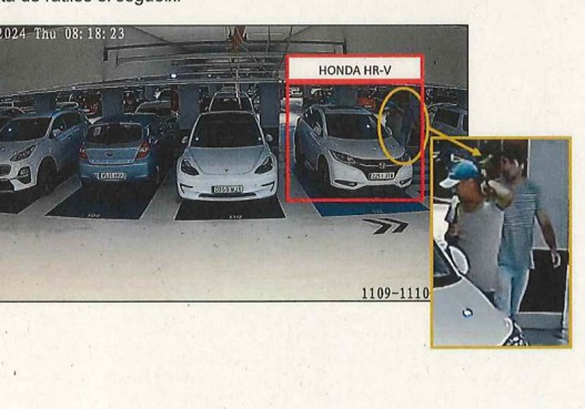 El Honda en el que huyó Puigdemont, aparcado minutos antes de recogerlo, en Arc de Triomf, el pasado 8 de agosto