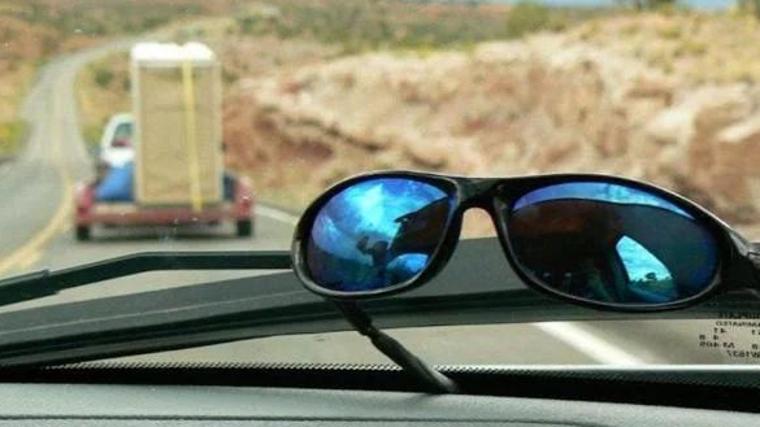 Imagen de archivo de gafas de sol en la carretera