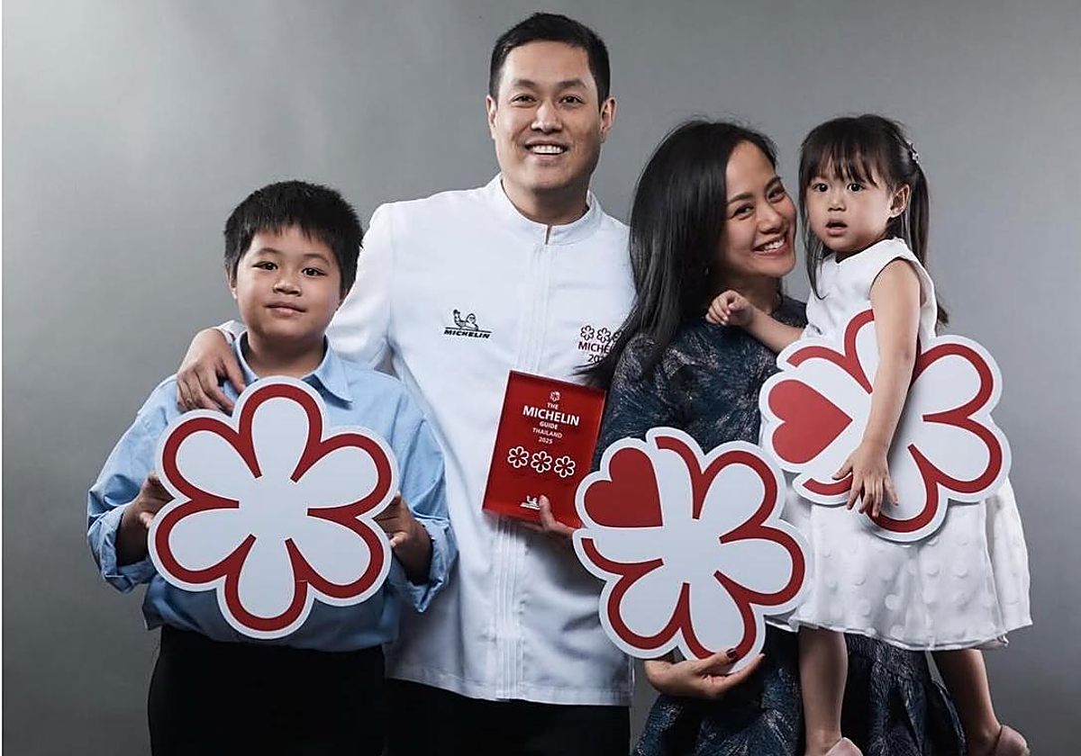 El chef Ice con su familia y las tres estrellas Michelin