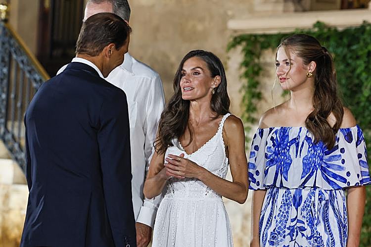 La reina Letizia (2d) y la princesa Leonor (d) saludan a Rafa Nadal