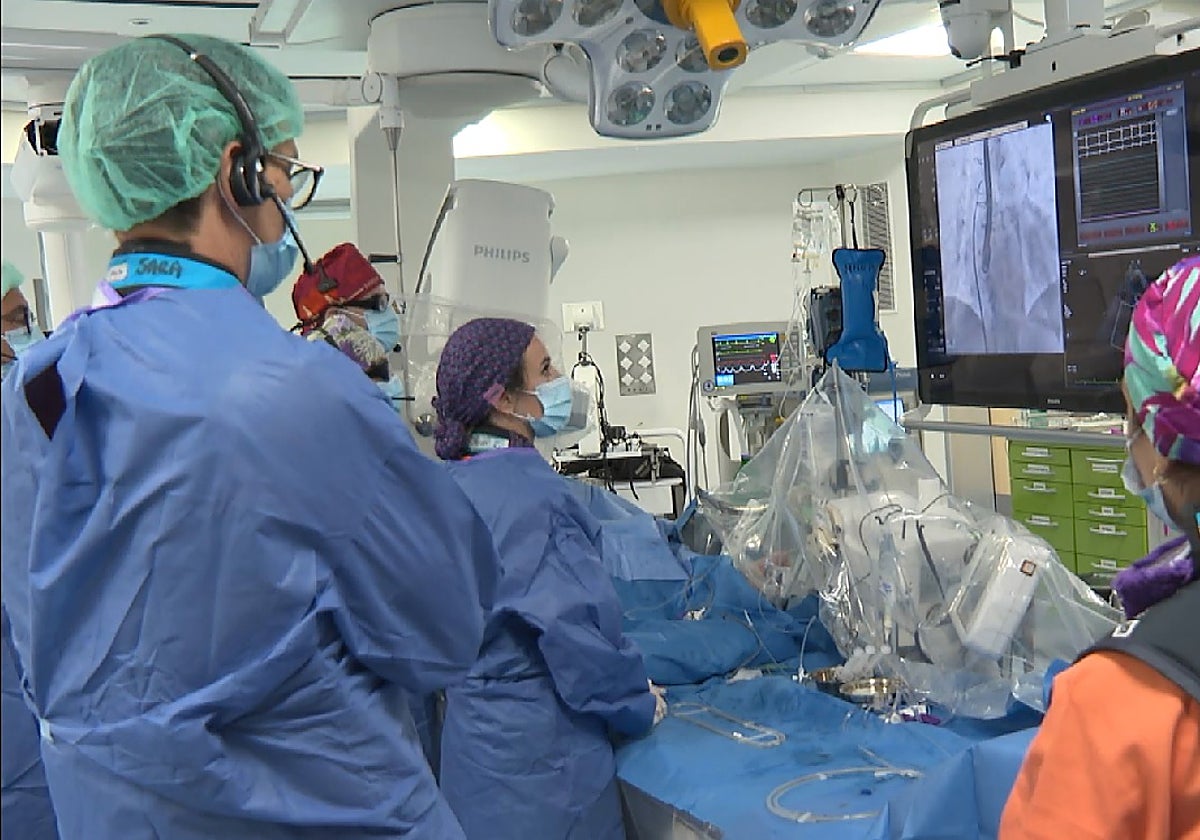 El Hospital Ramón y Cajal realiza el primer implante de válvula mitral en España