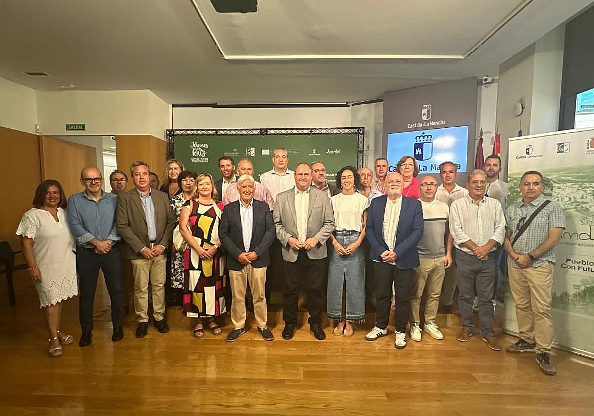 El consejero de Agricultura, Julián Martínez Lizán, ha presentado desde Albacete la iniciativa 'Jóvenes con Raíz'