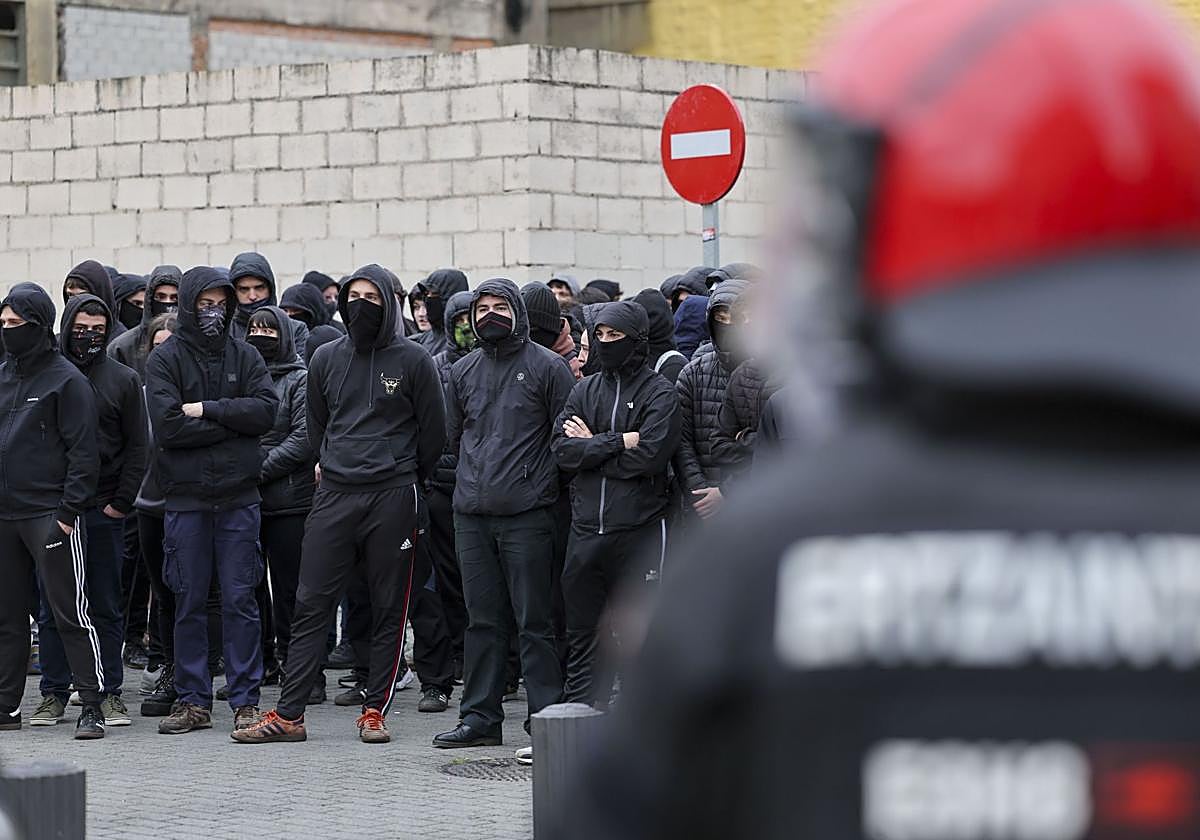 Jóvenes radicales, durante una protesta en Bilbao