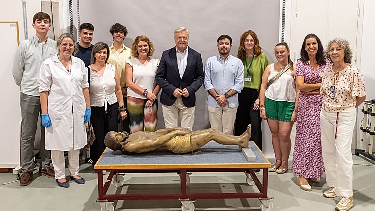 Momento en que la hermandad de Cabra depositó la imagen del Señor en el IAPH, en junio