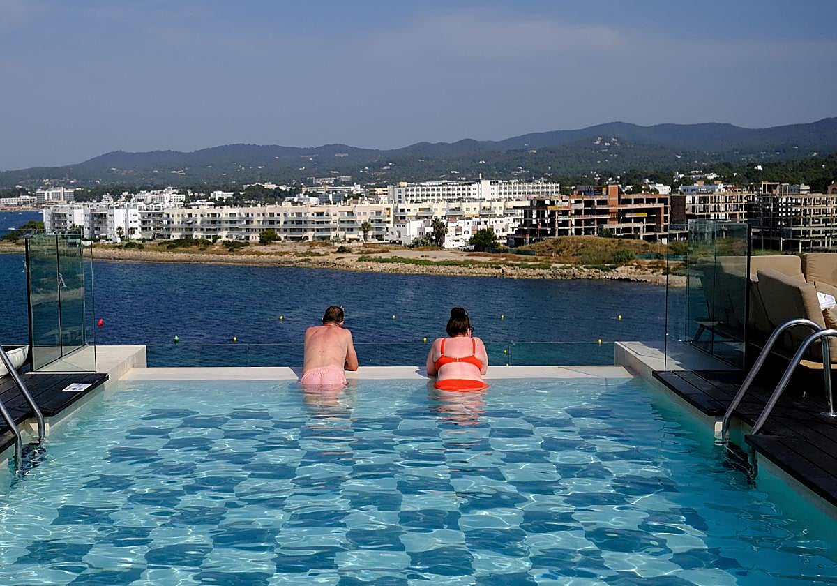 Muere un turista portugués tras caerse de un balcón en un hotel de Ibiza