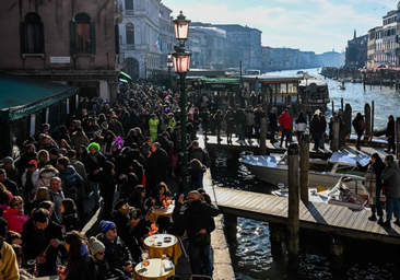 Los turistas se acumulan ante los canales venecianos