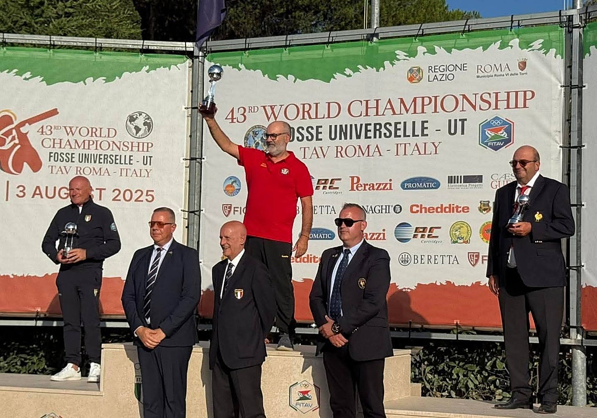 Gregorio Fuentes alza la copa del mundo de tiro al plato en foso universal