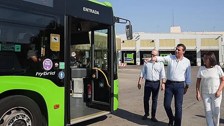 El alcalde, durante su visita a las instalaciones de Aucorsa