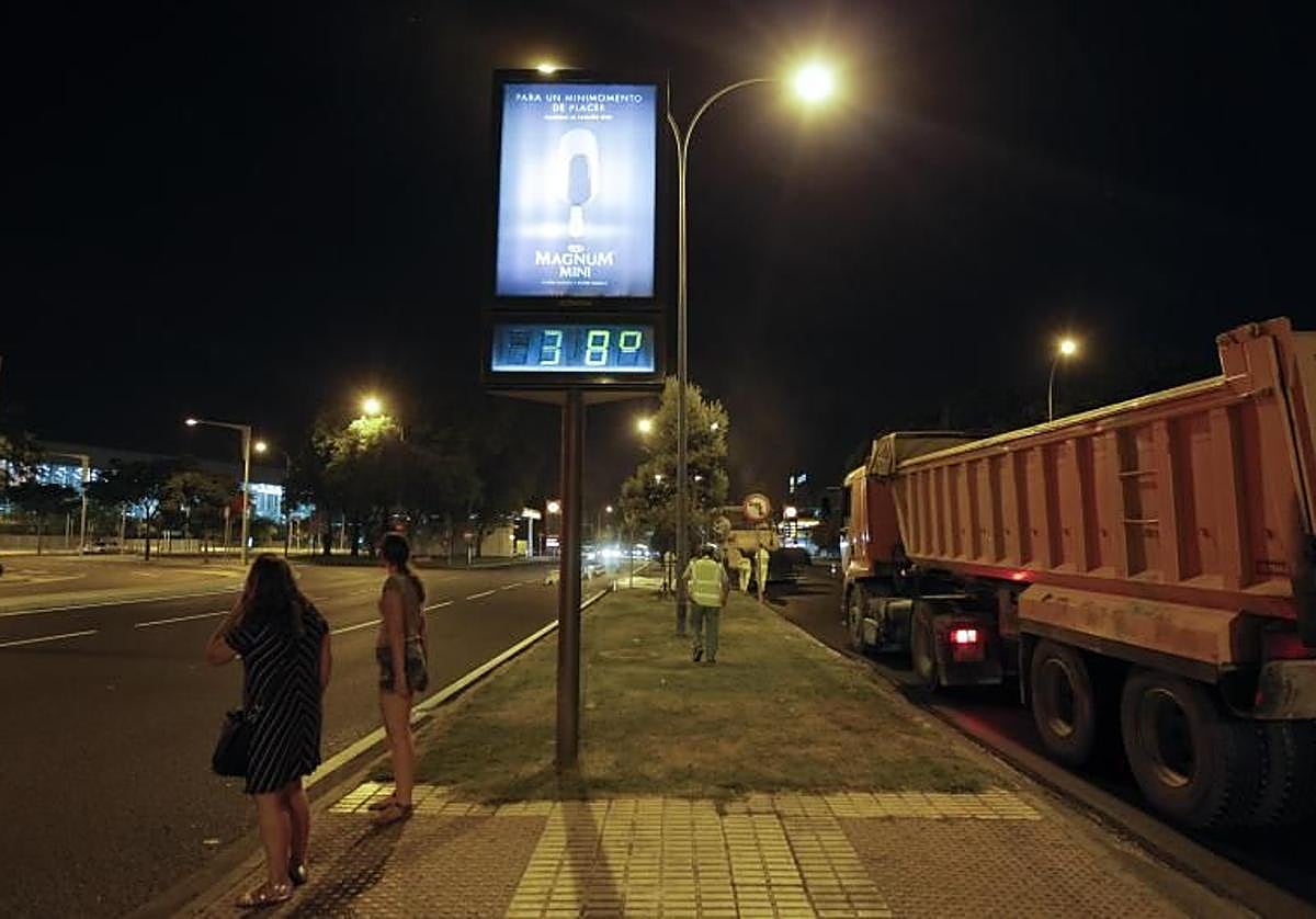 Un terómetro marca 38 grados en una noche tórrida