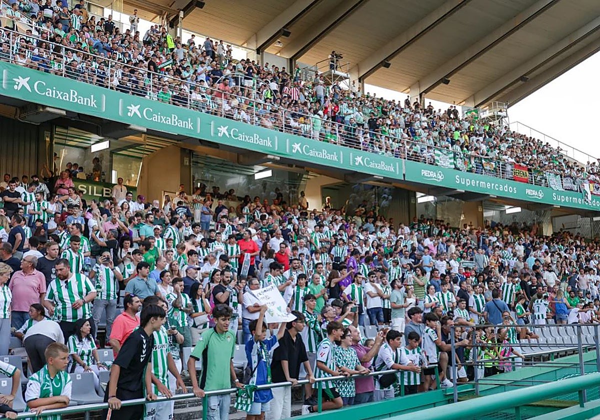 La afición del Córdoba presente en el partido de presentación ante el Betis en El Arcángel